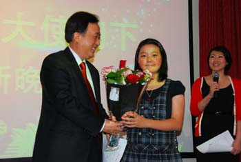 华人儿童向陈大使献花