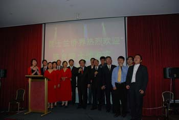 陈大使与昆州侨胞同唱《我的中国心》